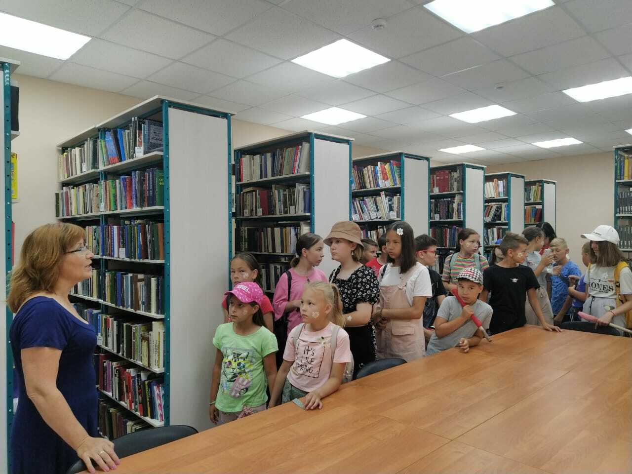 Экскурсия в библиотеку цель. Центральная библиотека Вурнары. Экскурсия в библиотеку. Экскурсия по библиотеке для детей.